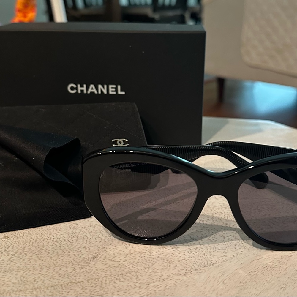 CHANEL Elegant Black Sunglasses